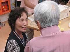 高齢者と対話する相談員の写真