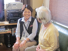 高齢者と対話する相談員の写真